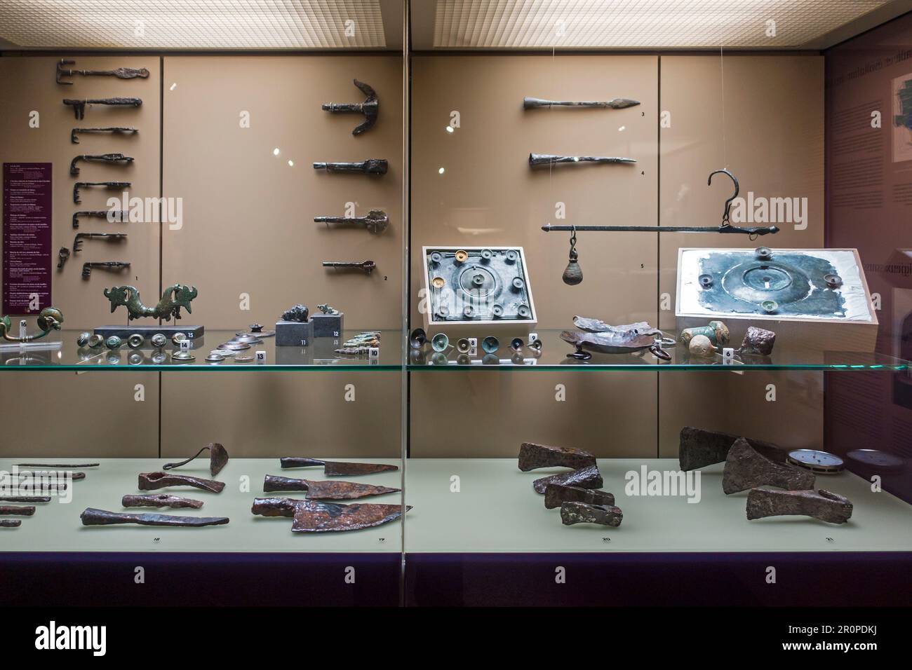 Des ustensiles protohistoriques comme des clés gaulâtres / gaulois, des couteaux et des haches exposés à l'Archéosite et au Musée d'Aubechies-Beloeil, Hainaut, Belgique Banque D'Images