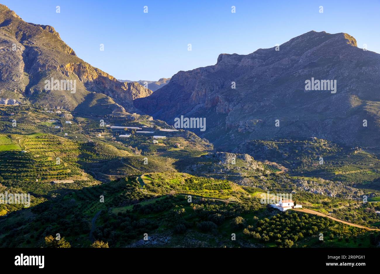 Petite chapelle avec montagnes du sud de la Crète Banque D'Images