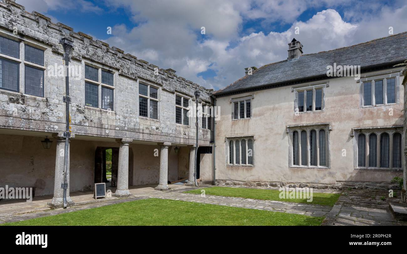 15th centaury maison de campagne Godolphin House - bâtiment classé de catégorie I - Godolphin, Helston, Cornwall, Angleterre, Royaume-Uni. - montrer la cour. Banque D'Images