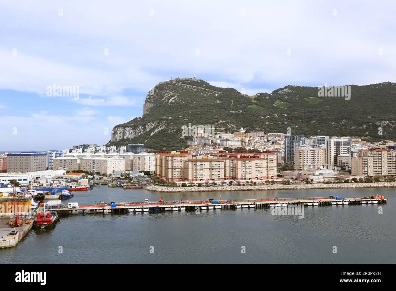 Zone portuaire, avec batterie Rock Gun Beyond, vue depuis le terminal de croisière, Gibraltar, territoire britannique d'outre-mer, Royaume-Uni, Royaume-Uni, Méditerranée, Europe Banque D'Images