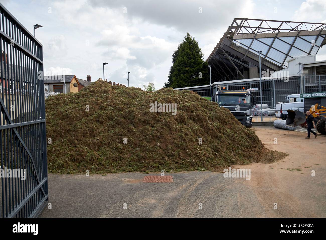 Une pile d'herbe et de gazon après le raclage de l'ancien terrain pour être remplacé par un nouveau stade de football national Windsor Park en Irlande du Nord et domicile de L Banque D'Images