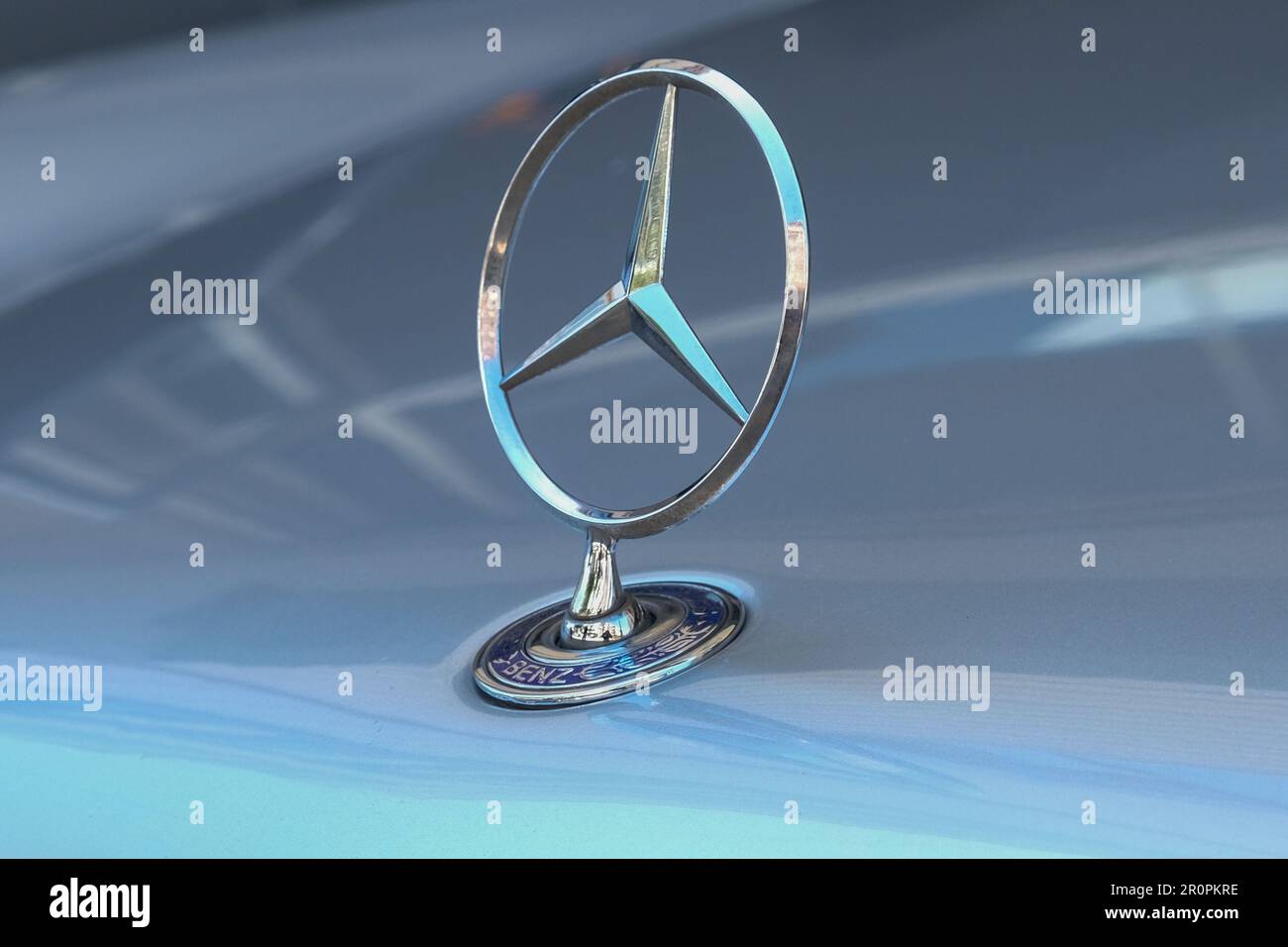 Gros plan de vieux rétro vintage logo d'étoile en métal original de Mercedes Benz au capot de la voiture. Mise au point sélective de l'ancien logo Mercedes. Banque D'Images