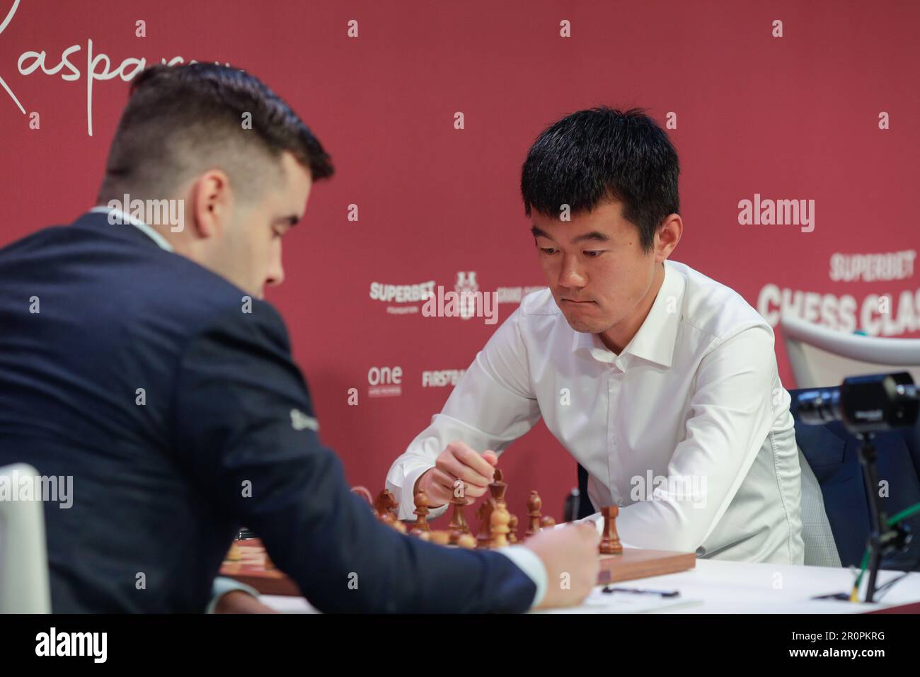 Bucarest, Roumanie - 5 mai 2023: Ding Liren, champion mondial d'échecs en titre, au Grand Chess Tour 2023 - Super Chess Classic vs Ian Nepomnie Banque D'Images