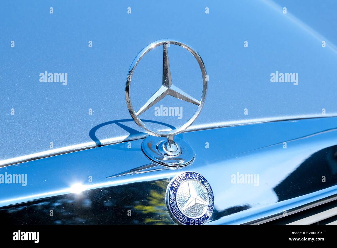 Gros plan de l'ancien logo en forme d'étoile métallique de Mercedes Benz sur le capot de la voiture. Mise au point sélective de l'ancien logo Mercedes. Banque D'Images