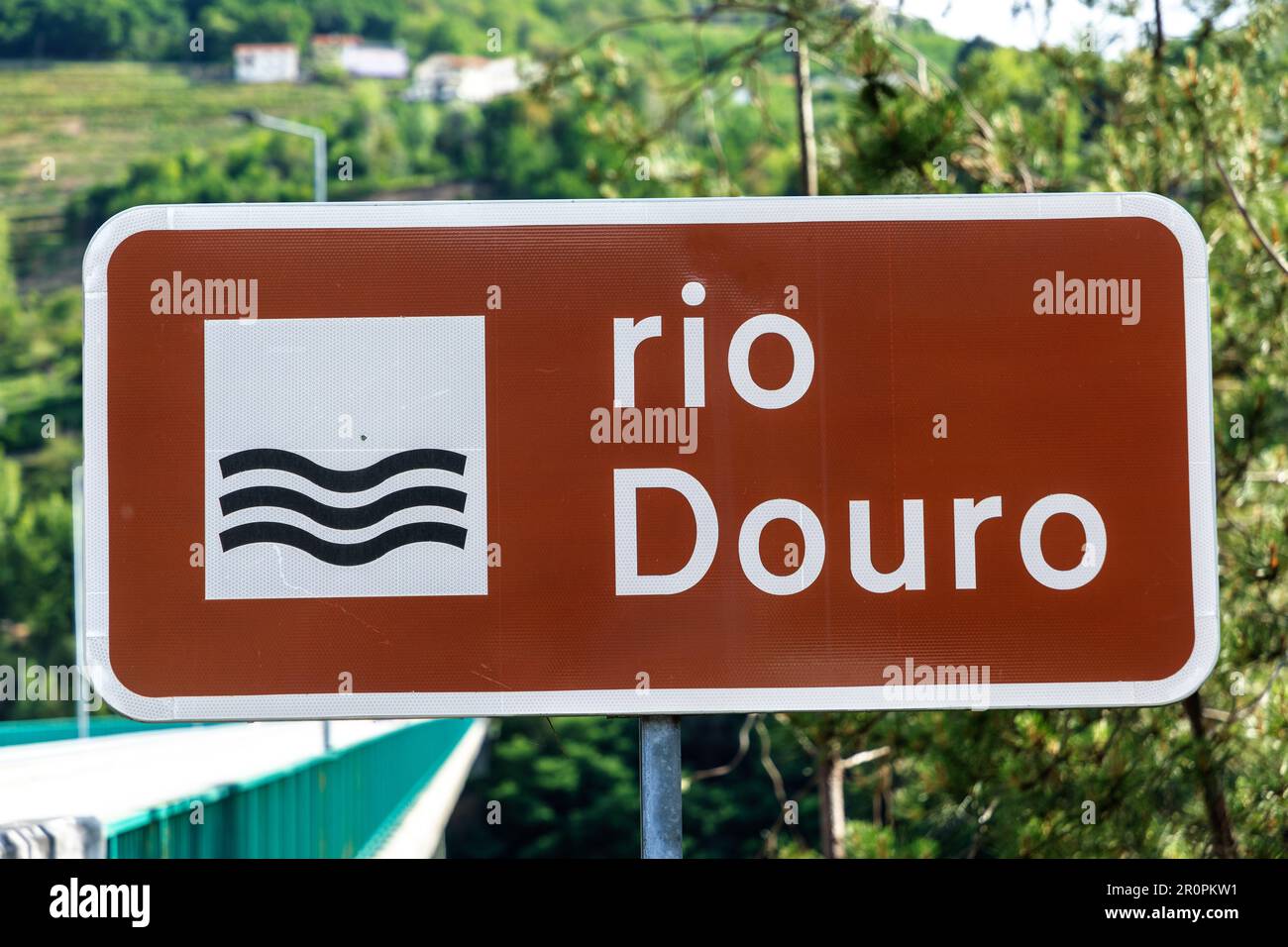 Signalisation rio Douro - engl: rivière Douro à un pont au Portugal Banque D'Images