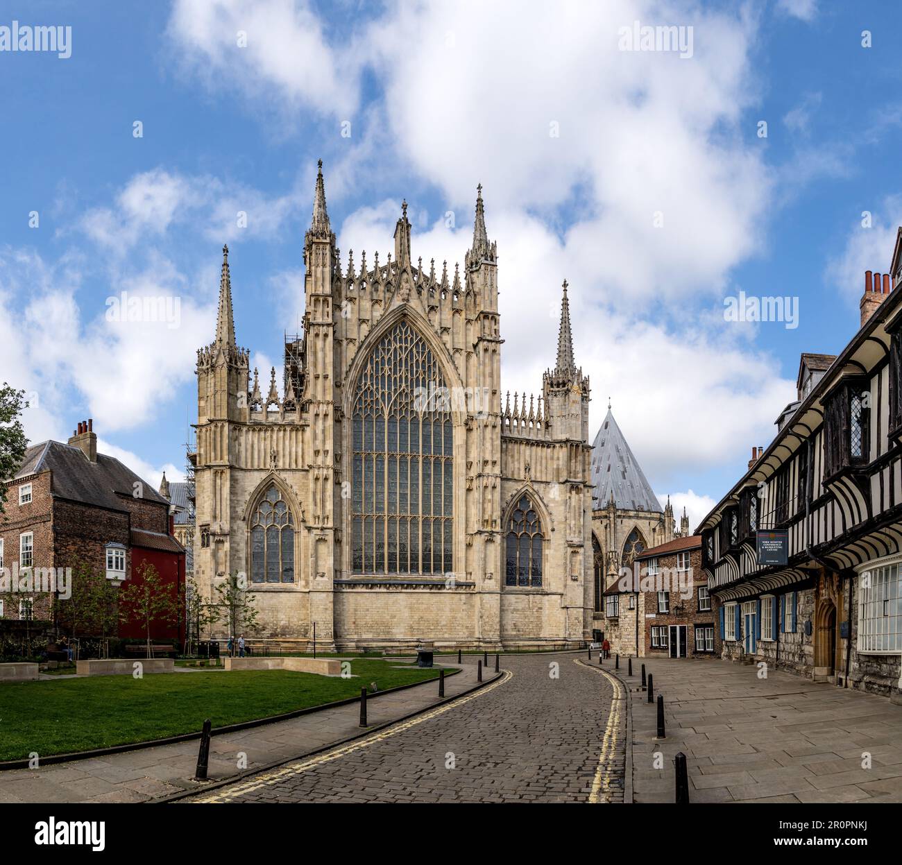 ST WILLIAM'S COLLEGE, YORK, ROYAUME-UNI - MAY9, 2023. Vue sur le paysage urbain de la grande fenêtre est de York Minster depuis le St William's College de York, Royaume-Uni Banque D'Images