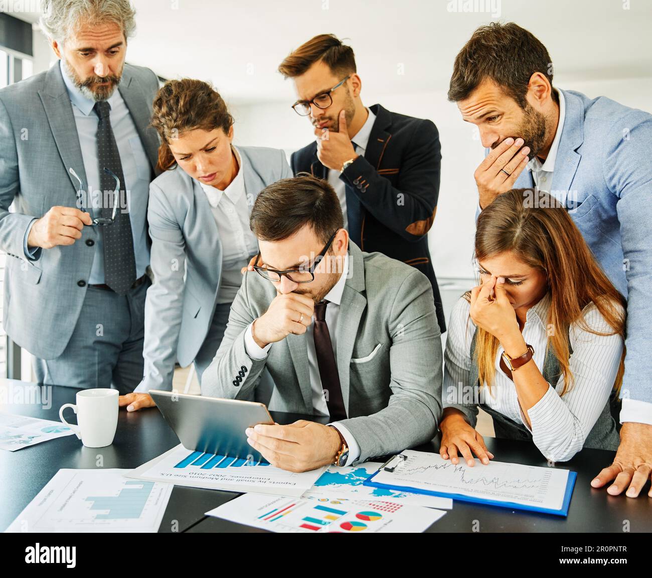 jeunes gens d'affaires rencontrer bureau travail d'équipe groupe succès entreprise senior mature collègue tablette réseau informatique inquiet problème stress Banque D'Images