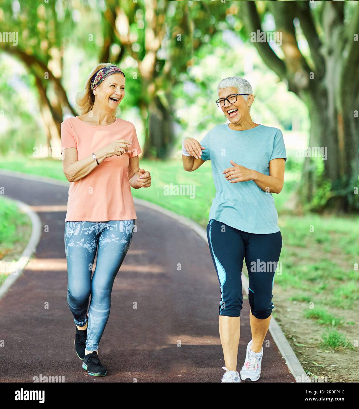 plein air senior fitness femme homme style de vie sport actif exercice sain fit coureur course jogging vieux mature cheveux gris Photo Stock Alamy