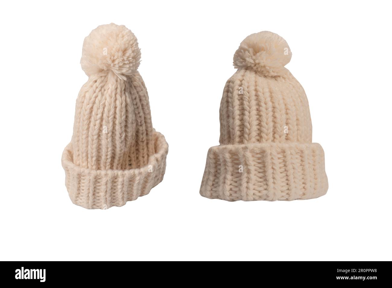 Bonnet beanie beige chaud avec pompon isolé sur fond blanc. Banque D'Images