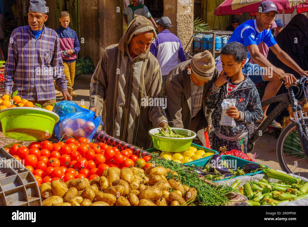 Rissani, Maroc - 02 avril 2023 : marché, avec stands de légumes, vendeurs et acheteurs, À Rissani, Sahara, Maroc Banque D'Images