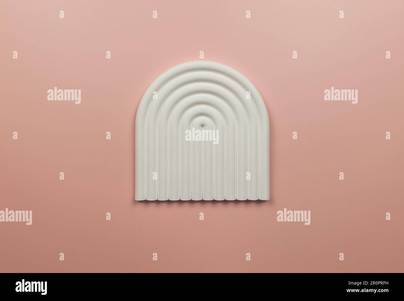 Vue de dessus du plateau de la voûte plantaire blanche sur fond rose. Forme géométrique abstraite pour la présentation des produits cosmétiques. Copier l'espace. Banque D'Images