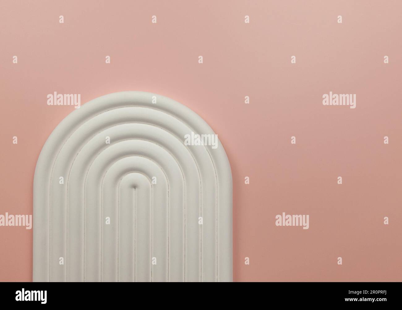 Vue de dessus du plateau de la voûte plantaire blanche sur fond rose. Forme géométrique abstraite pour la présentation des produits cosmétiques. Copier l'espace. Banque D'Images