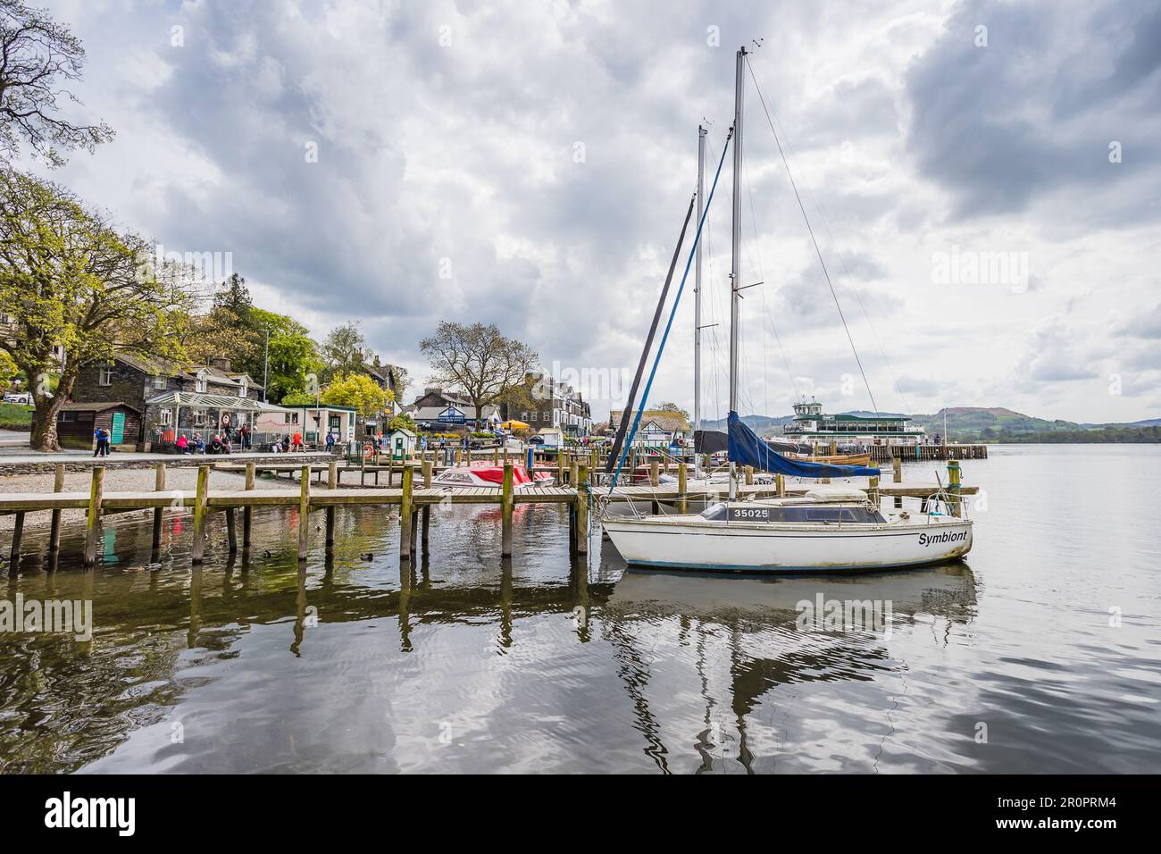 Les yachts et les bateaux de plaisance occupent la rive et les jetées à Waterhead sur la portion Ambleside du lac Windermere en mai 2023. Banque D'Images