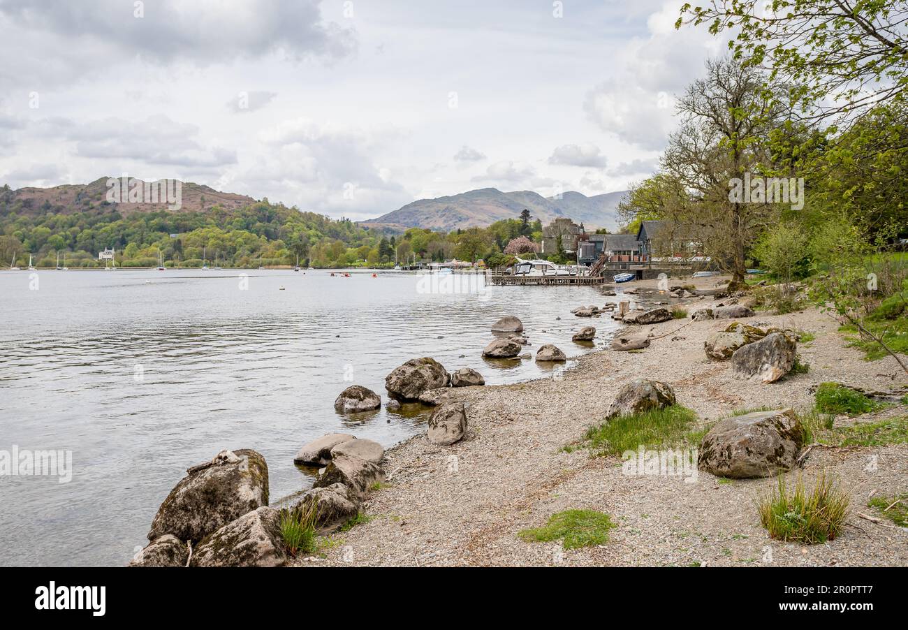 Les collines encaissent les belles eaux du lac Windermere, vu depuis les rives en face d'Ambleside dans le district des lacs. Banque D'Images