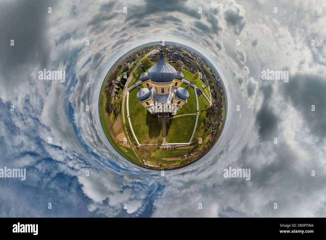 petite transformation de la planète du panorama sphérique à 360 degrés dominant l'église au centre du globe dans le ciel bleu. Vue aérienne sphérique abstraite avec Banque D'Images