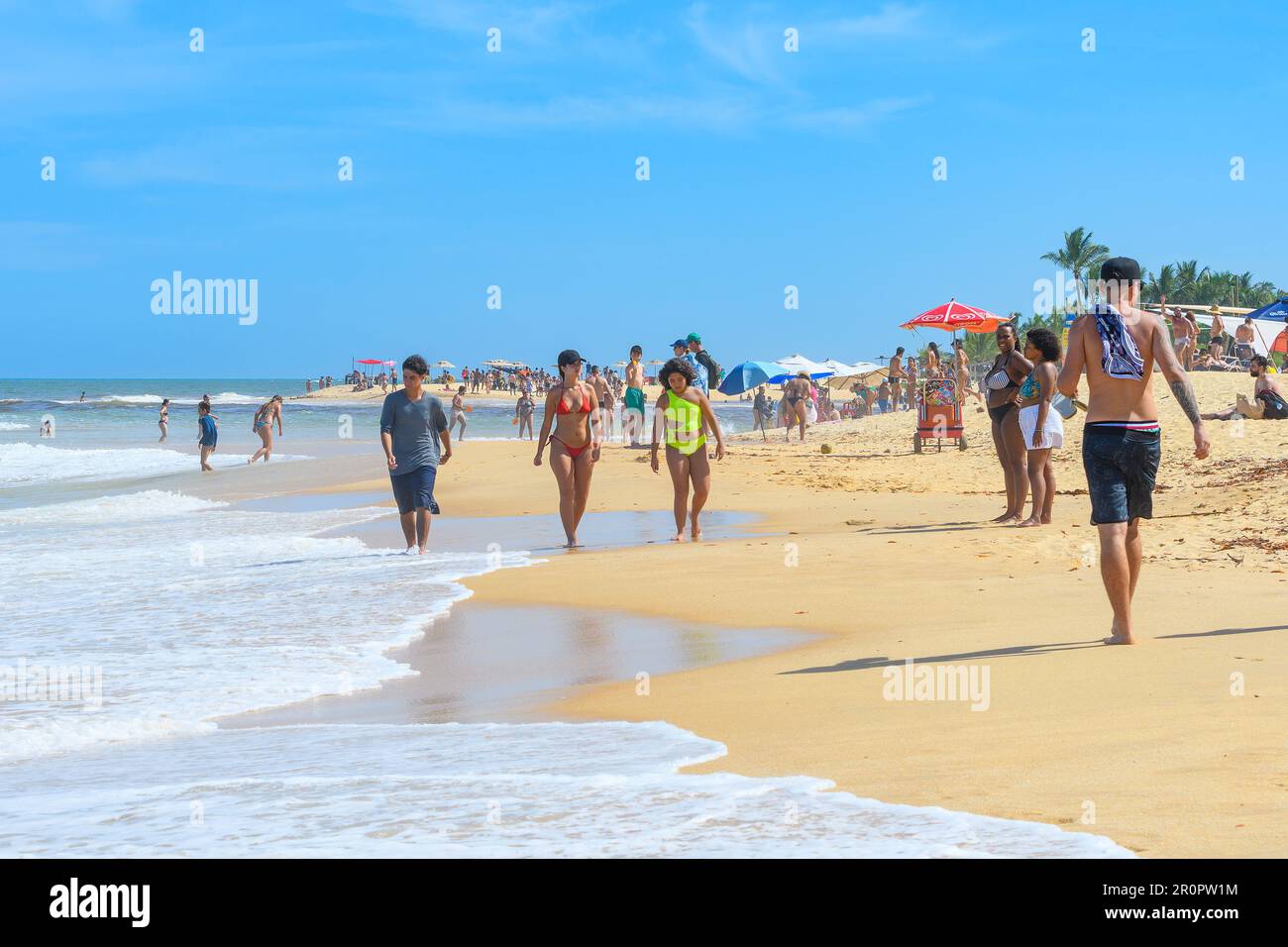 Trancoso, quartier de Porto Seguro, BA, Brésil - 06 janvier 2023: Les gens sur la plage de Nativos appréciant la journée sur la plage. Banque D'Images