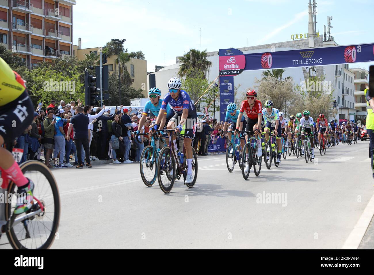 Pescara Italie, 05 07 2023 arrivée du Giro d’Italia 2023 à Pescara : Remco Evenepoel remporte la première étape et porte le maillot rose. Banque D'Images