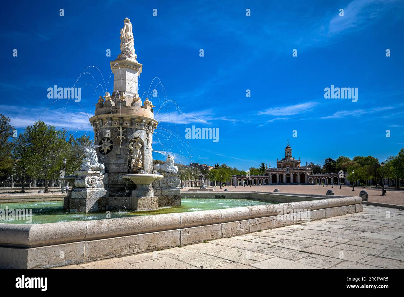 Plaza de Mariblanca avec la fontaine du 19th siècle en premier plan à Aranjuez, Madrid, Espagne Banque D'Images