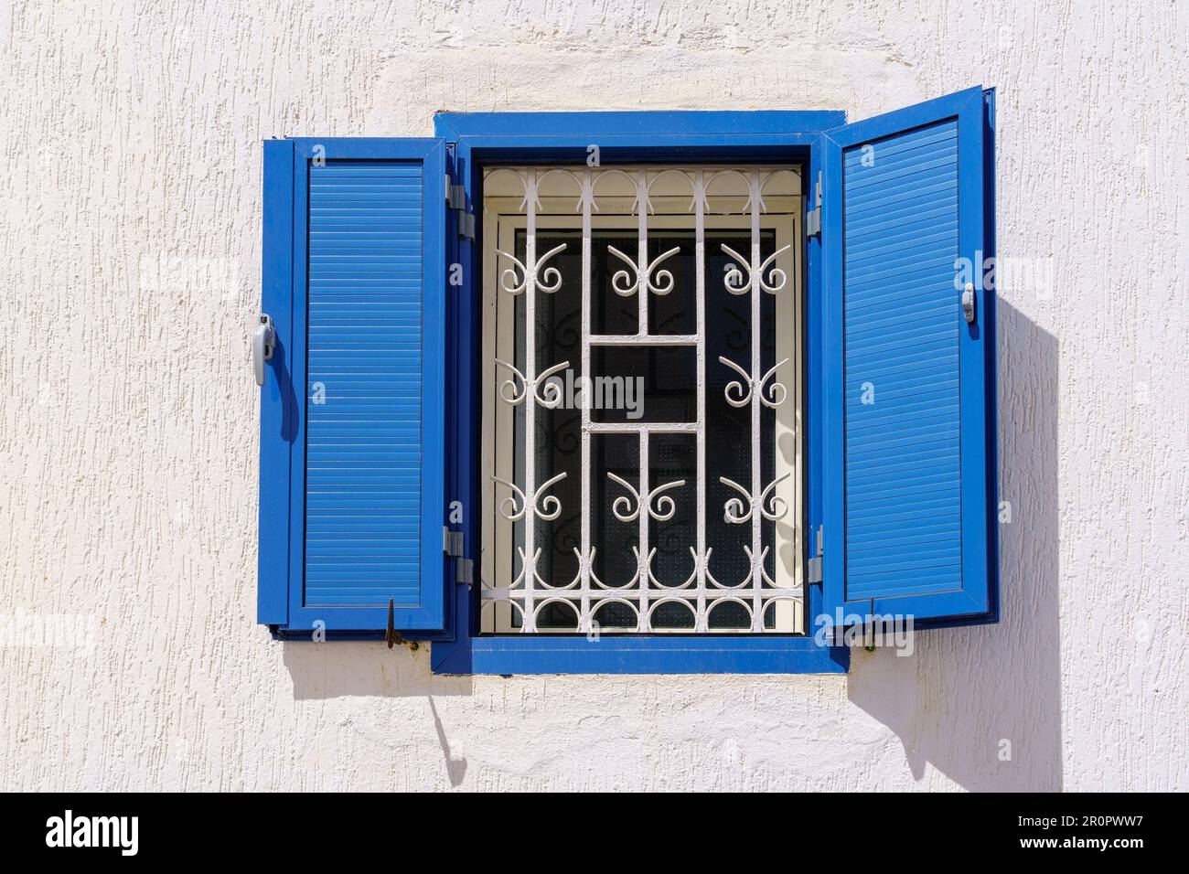 Vue sur une fenêtre à volet bleu, la Kasbah des Udayas, à Rabat, au Maroc Banque D'Images