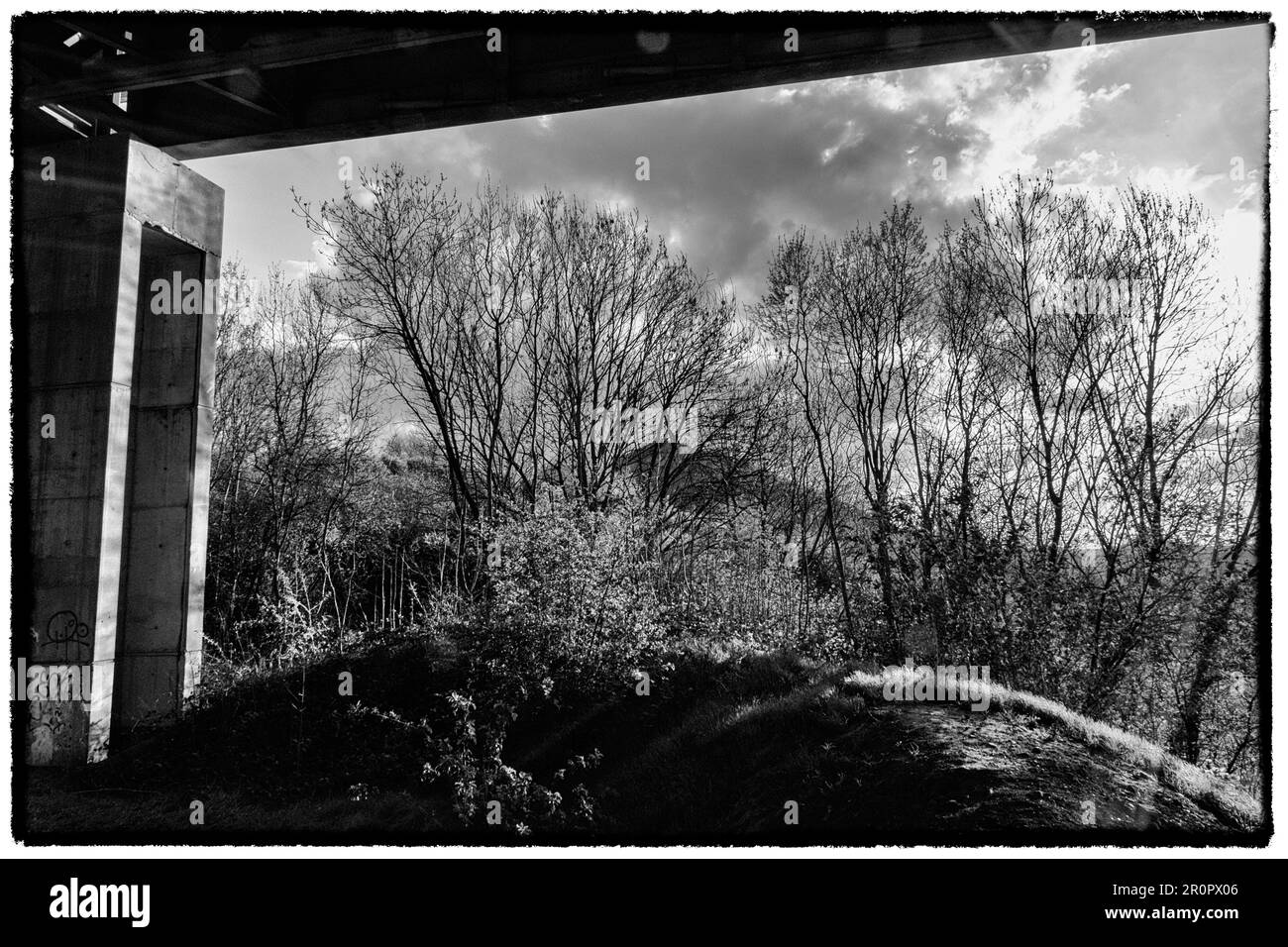 Sous l'anneau 3, appelé le Viaduc de Chatelet, vue sur les pilars en acier et en béton - Hump | vue du Viaduc de Chatelet, cette poprtion du R3 Banque D'Images