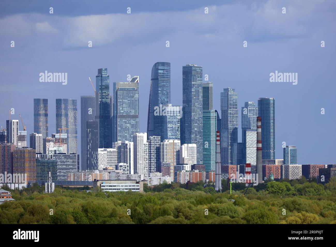 Vue sur les gratte-ciels de la ville de Moscou au printemps. Paysage urbain futuriste, concept de l'économie russe et de l'immobilier Banque D'Images
