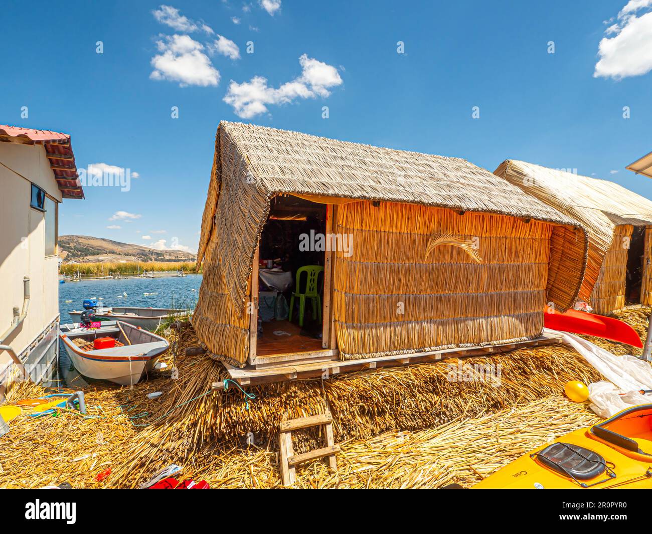 Uros, Pérou - 04 octobre 2021. Les îles flottantes des Uros sur le lac Titicaca, sont entièrement faites de roseaux totora, situé à 3 815 mètres abo Banque D'Images