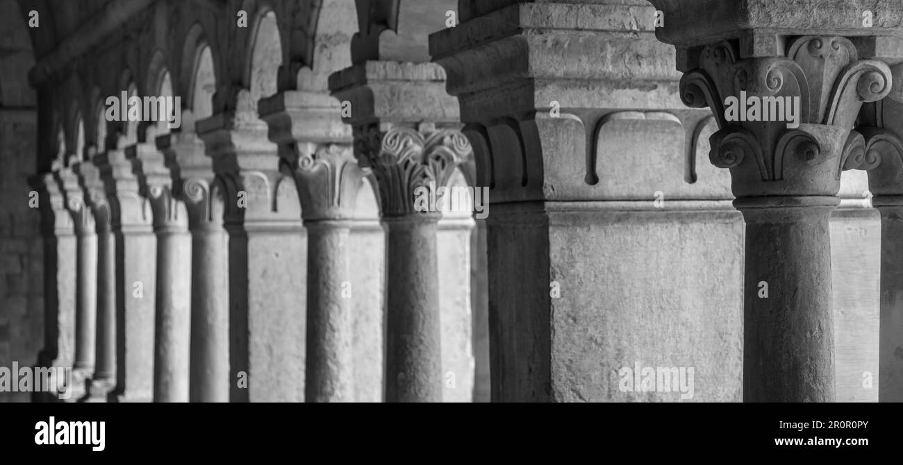 France, Provence. Détail couloir de l'abbaye de Sénanque. Plus de 800 ans d'histoire sur cette photo Banque D'Images