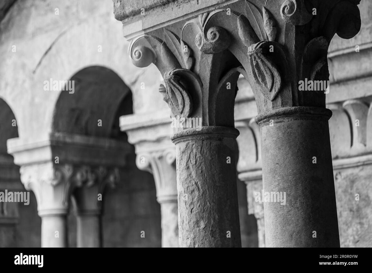 France, Provence. Détail couloir de l'abbaye de Sénanque. Plus de 800 ans d'histoire sur cette photo Banque D'Images