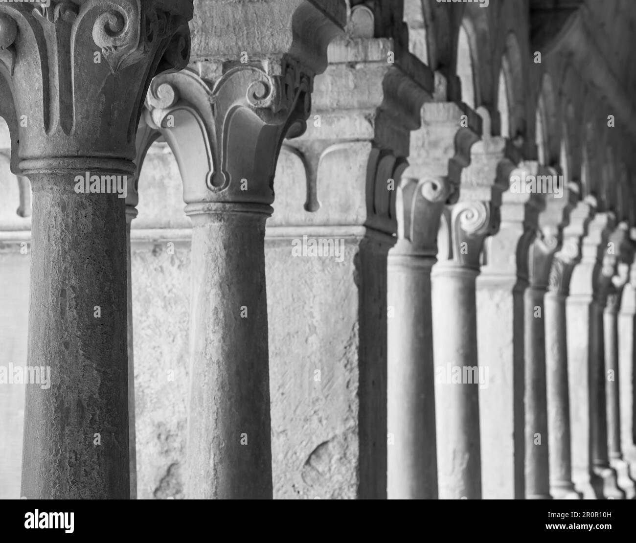 France, Provence. Détail couloir de l'abbaye de Sénanque. Plus de 800 ans d'histoire sur cette photo Banque D'Images