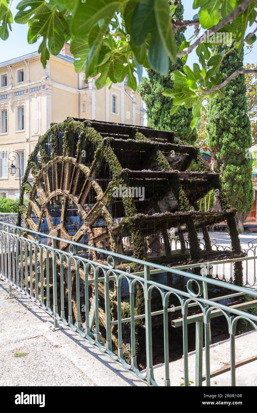 L'une des nombreuses plinges d'eau de Lisle-sur-la-Sorgue, France Banque D'Images