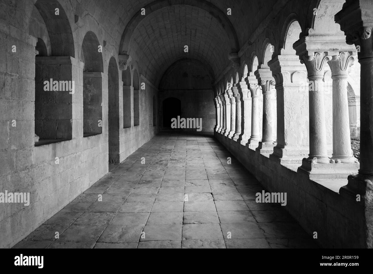 France, Provence. Détail couloir de l'abbaye de Sénanque. Plus de 800 ans d'histoire sur cette photo Banque D'Images