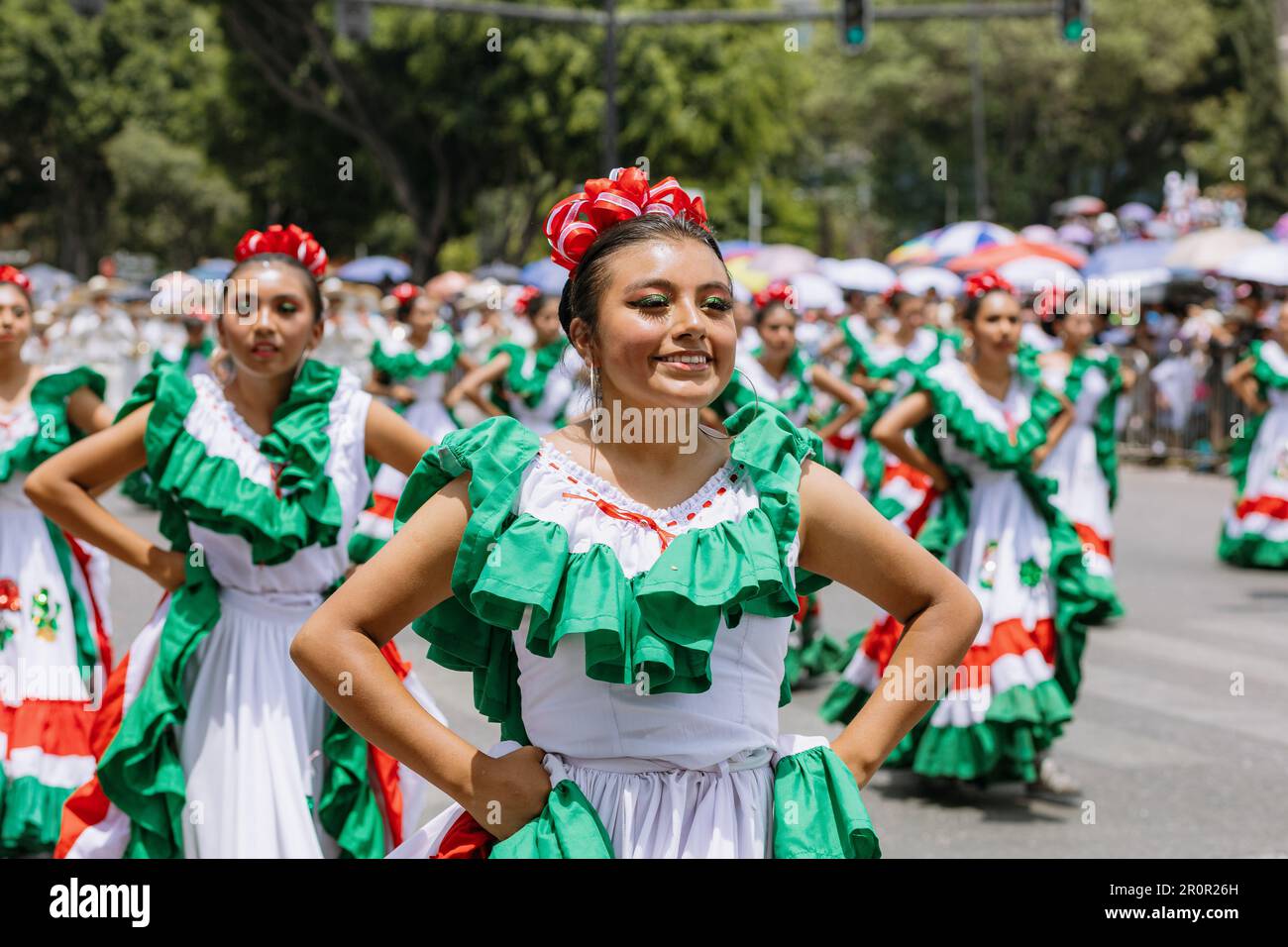 Les étudiants défilent dans le défilé civique à l'occasion de l'anniversaire de la bataille de 5 mai dans l'État de Puebla Banque D'Images