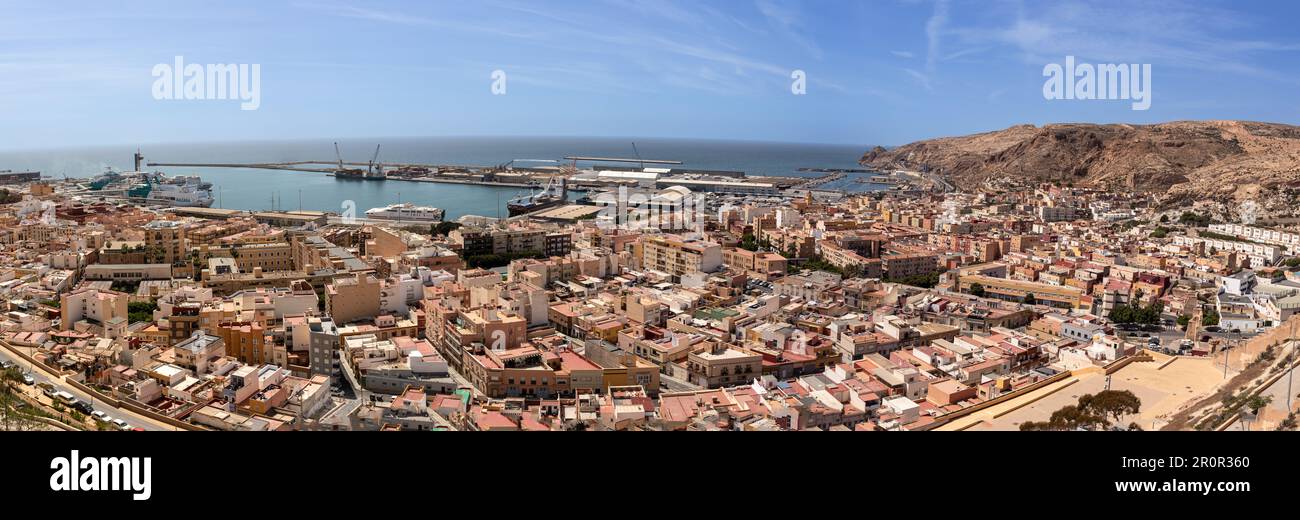 Fotografía panorámica desde la Alcazaba de Almería con las panoramas al puerto y casco antiguo Banque D'Images