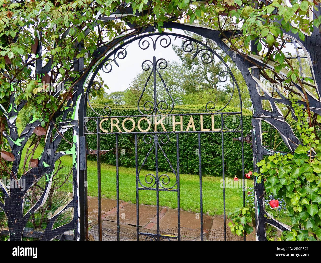 Durham, Royaume-Uni - 9 mai 2023 : porte du labyrinthe et des jardins de Crook Hall. Banque D'Images