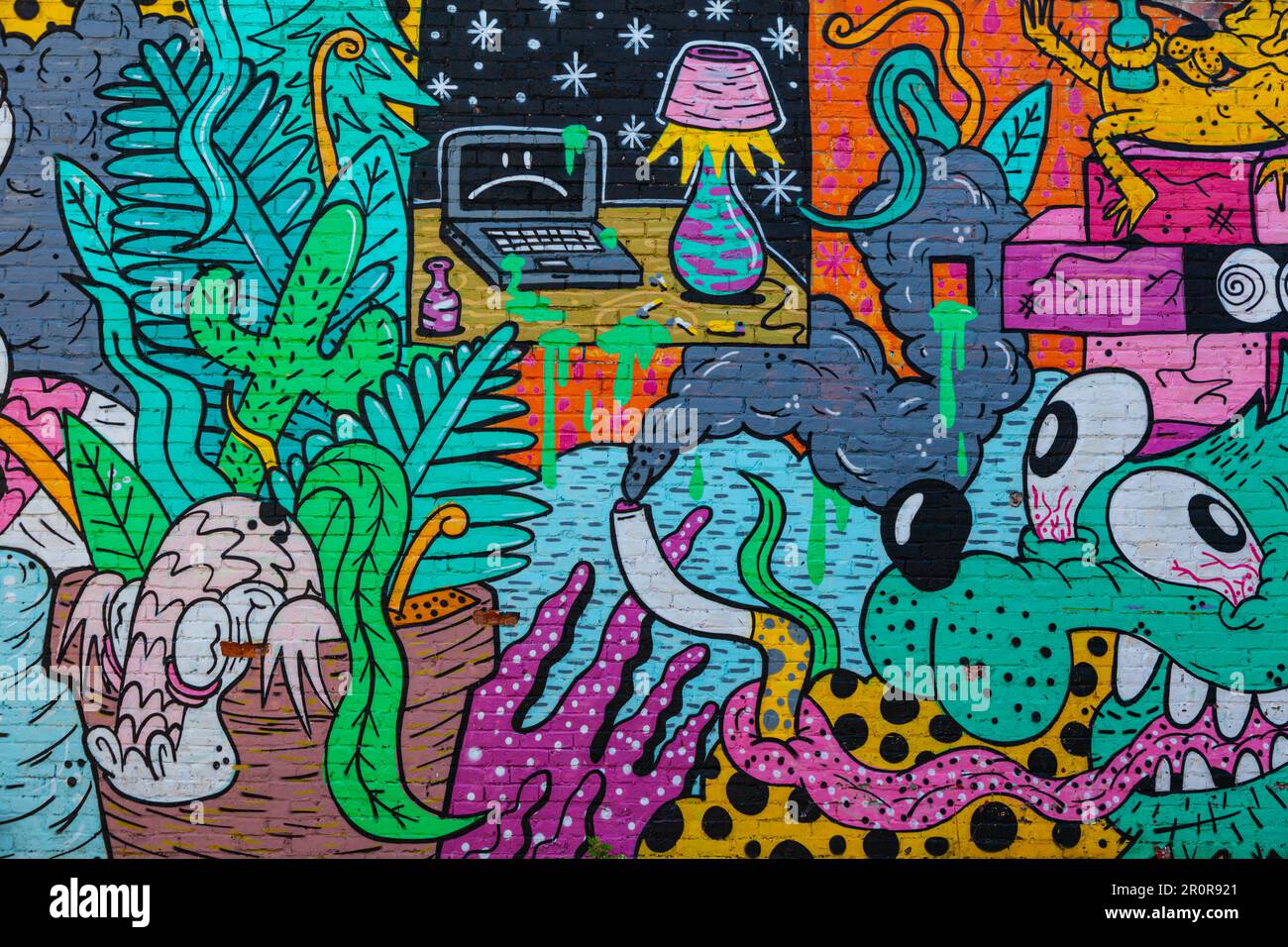 Art mural public partiel par les toilettes Snake 2016 dans le district de Mount Pleasant à Vancouver, Canada Banque D'Images