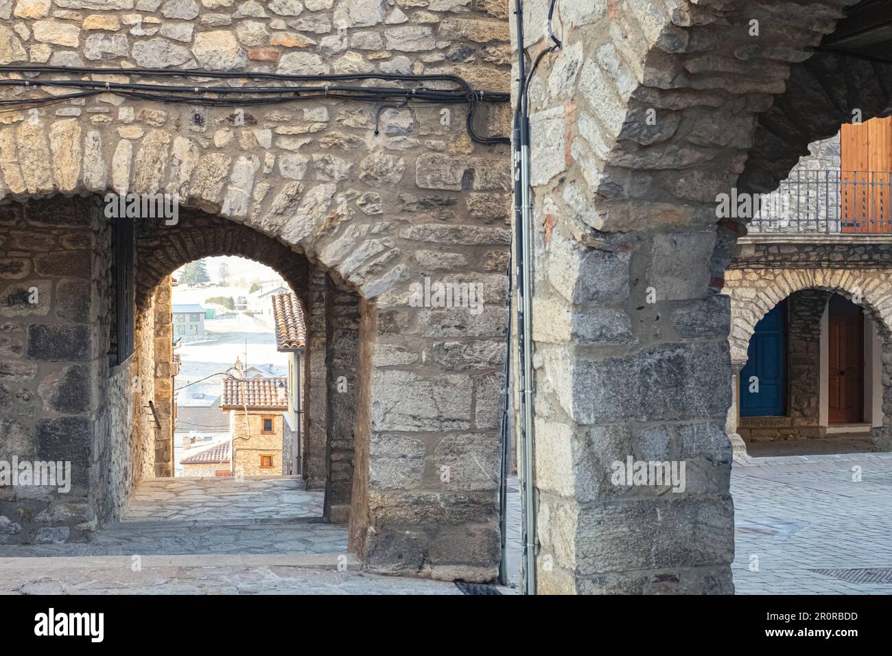 Arche en pierre de galet dans un beau détail architectural de ville à Bellver de Cerdanya, Catalogne Banque D'Images