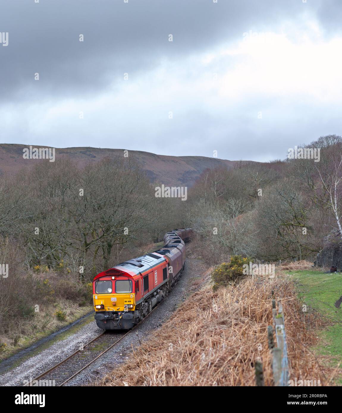 DB Cargo Rail classe 66 locomotive diesel passant par Bedlinog sur la ligne fortement inclinée de Cwmbargoed avec une charge de train de charbon gallois de Ffos-Y-Fran Banque D'Images