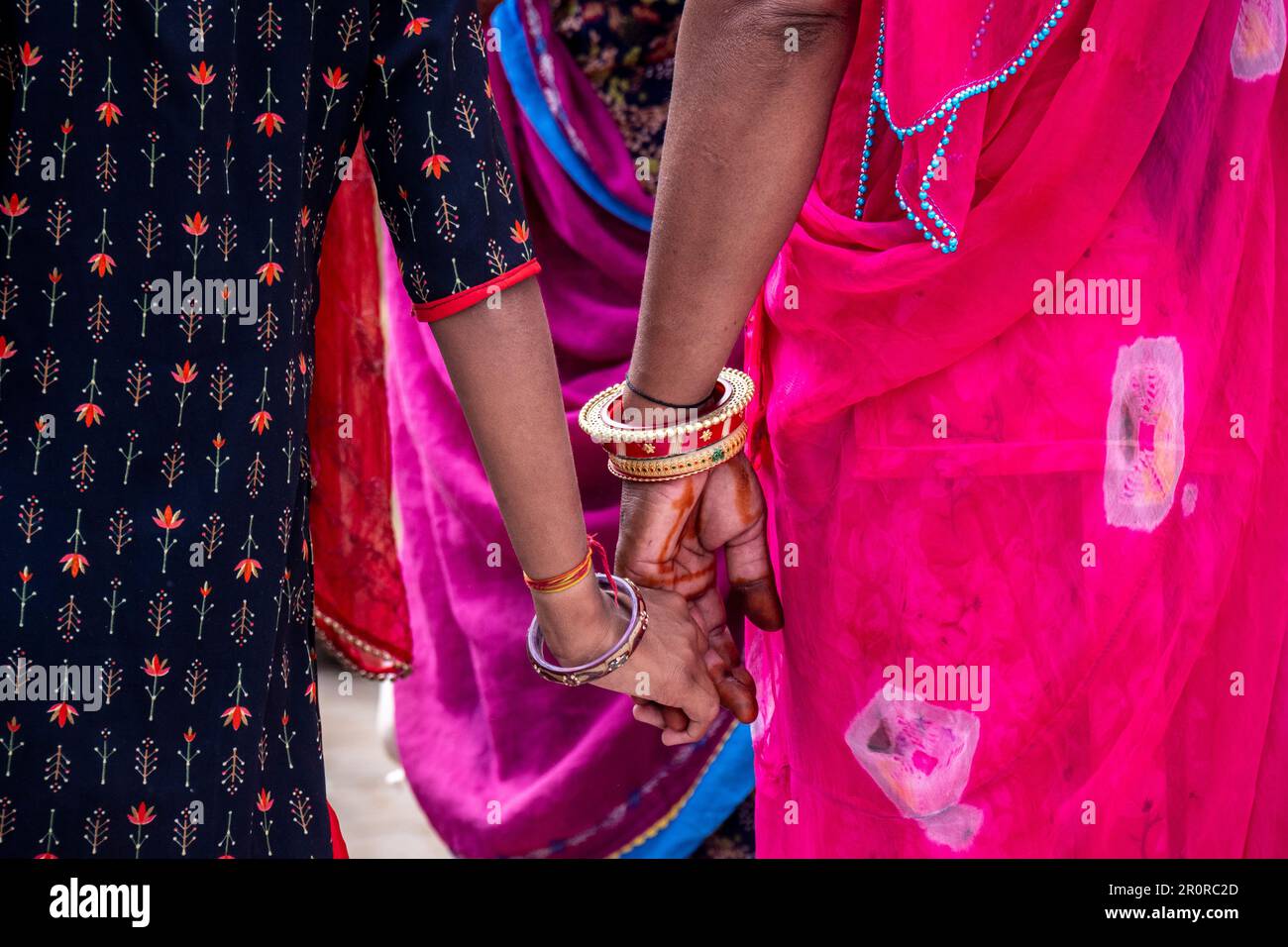 Mère et fille tiennent la main à la Foire de Pouchkar Camel, Pushkar, Rajasthan, Inde Banque D'Images