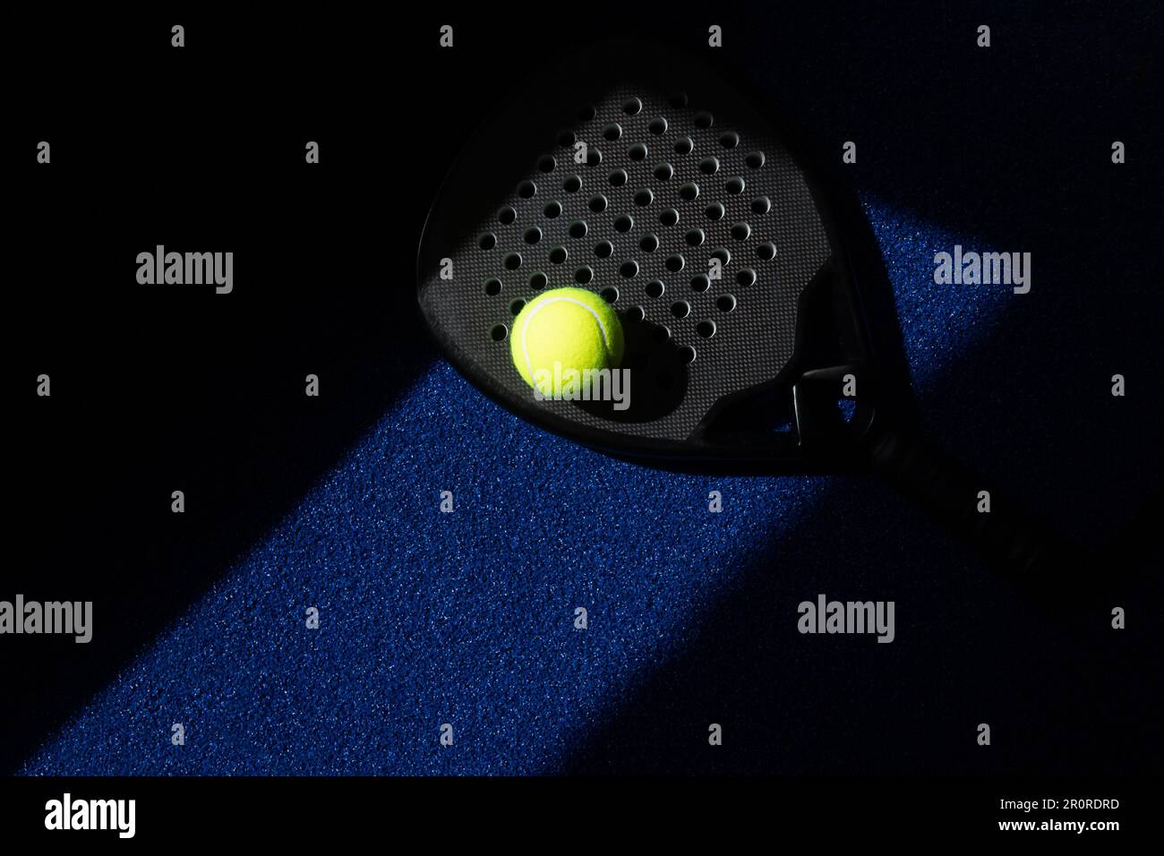 Paddle de tennis professionnelle noire avec éclairage naturel sur fond bleu. Affiche sur le thème du sport horizontal, cartes de vœux, en-têtes, Web Banque D'Images