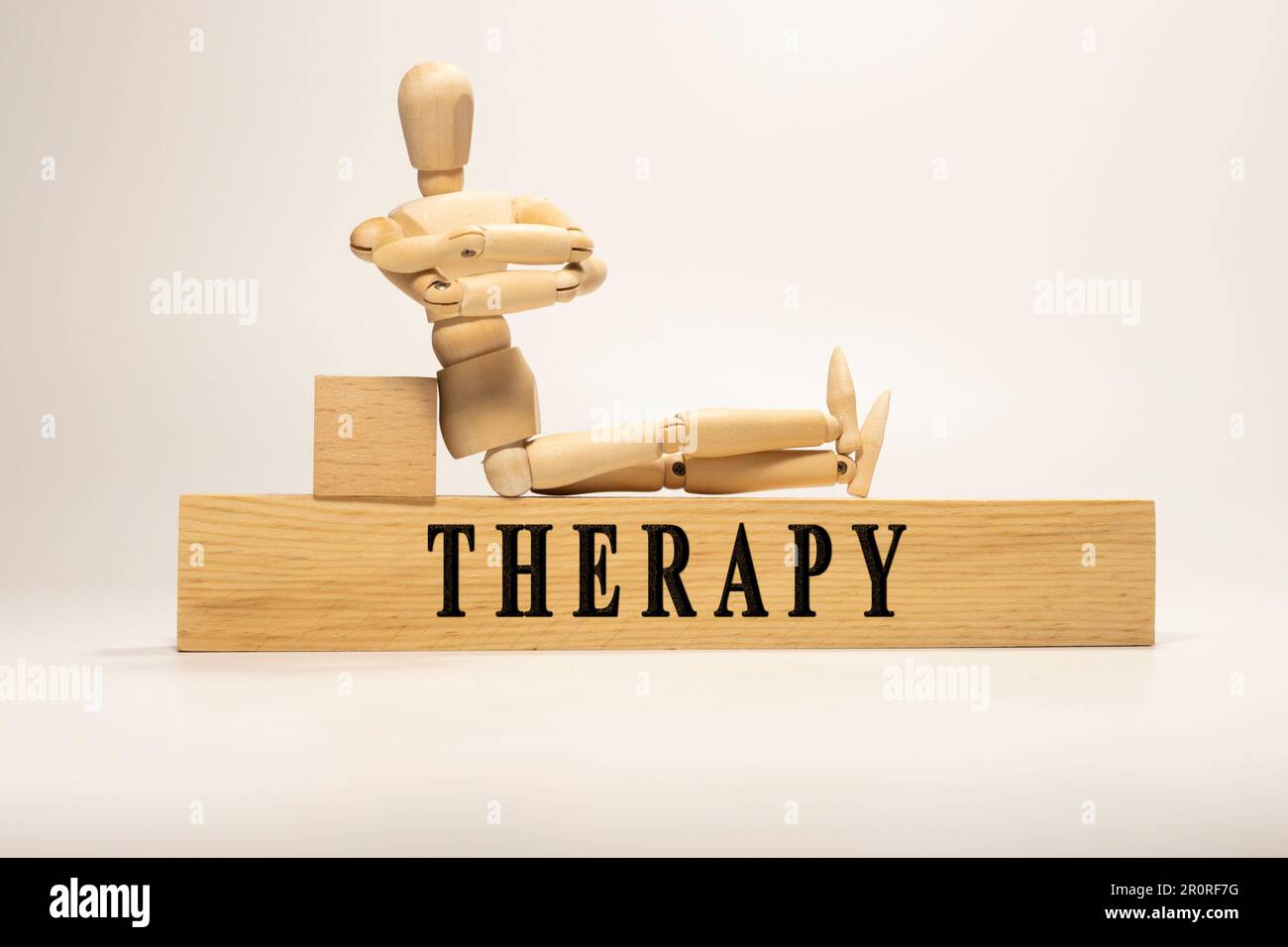 L'inscription thérapie est écrite sur une surface en bois. concept homme en bois. Banque D'Images