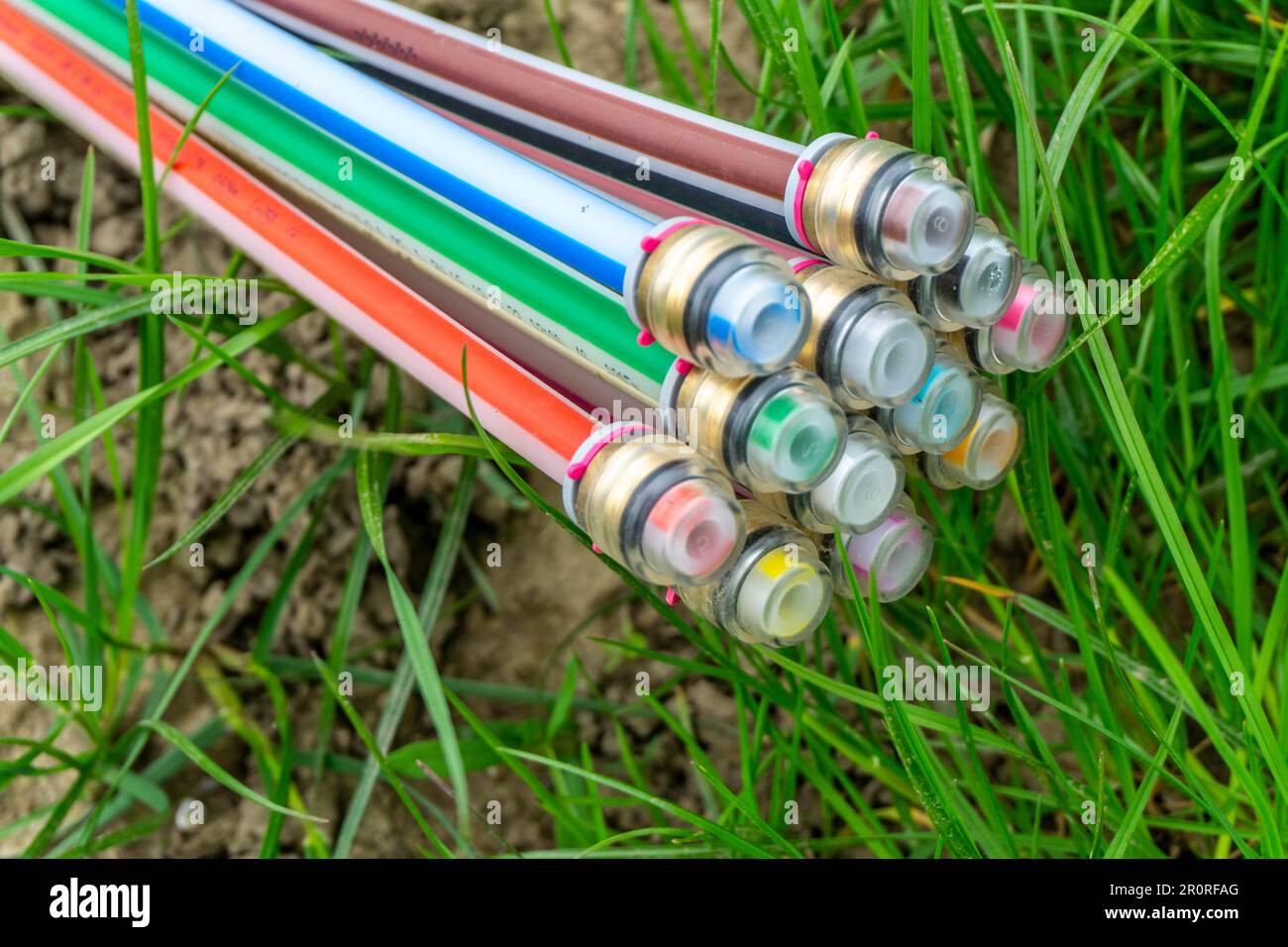 Câble à fibre optique, fraîchement posé le long d'une voie de campagne, fourniture d'Internet rapide dans les zones rurales, Mülheim an der Ruhr, NRW, Allemagne Banque D'Images