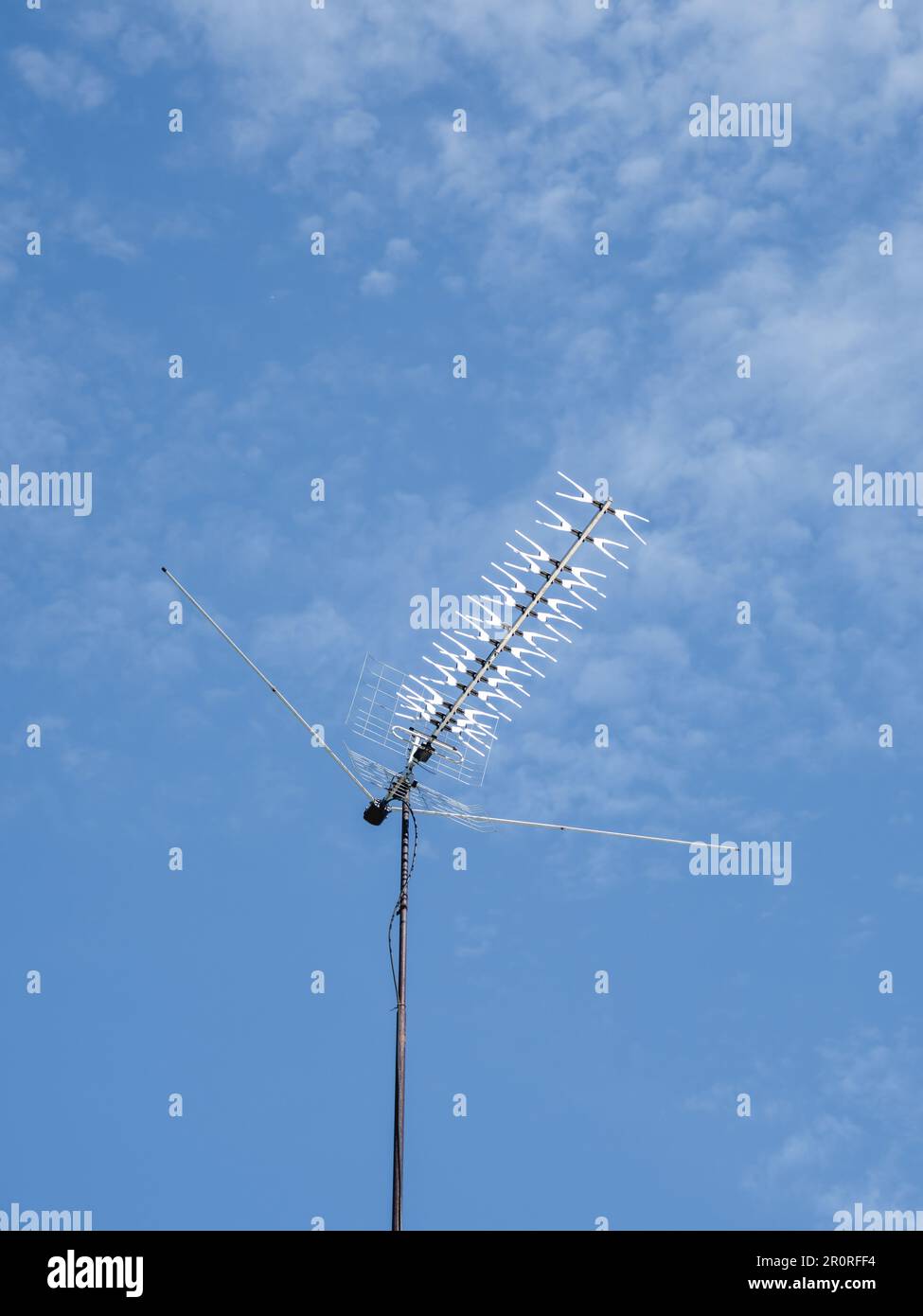 Antenne de télévision sur le toit sur fond bleu ciel. Équipement industriel utilisé pour recevoir le signal Internet, la connexion à la télévision et la communication. Banque D'Images