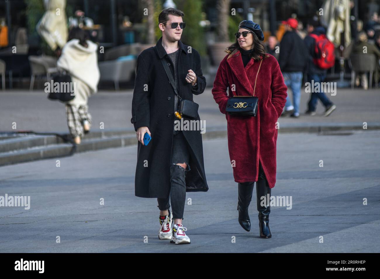 Couple croate marchant sur la place Ban Jelacic, Zagreb, Croatie Banque D'Images