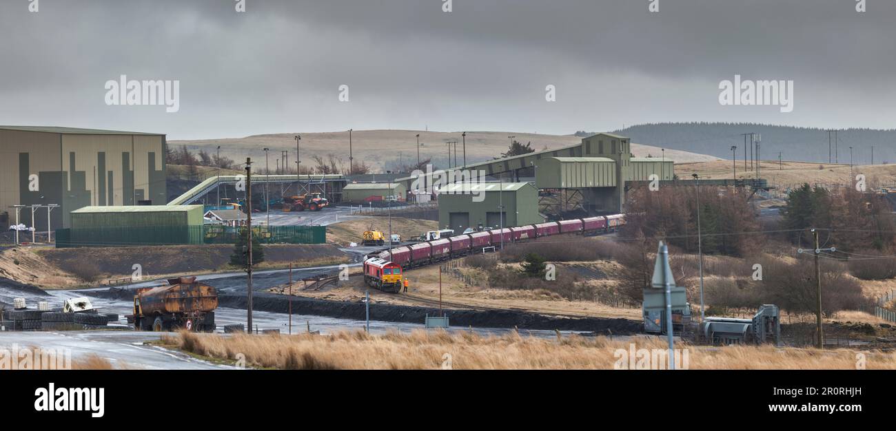 Chargement d'un train de fret britannique DB Cargo au point d'évacuation de Cwmbargoed avec du charbon provenant de la mine à ciel ouvert Ffos-y-Fran, pays de Galles, Royaume-Uni Banque D'Images