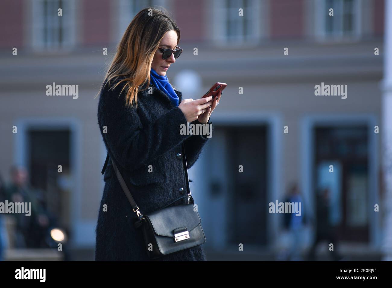 Une croate regardant son téléphone portable sur la place Ban Jelacic, Zagreb, Croatie Banque D'Images