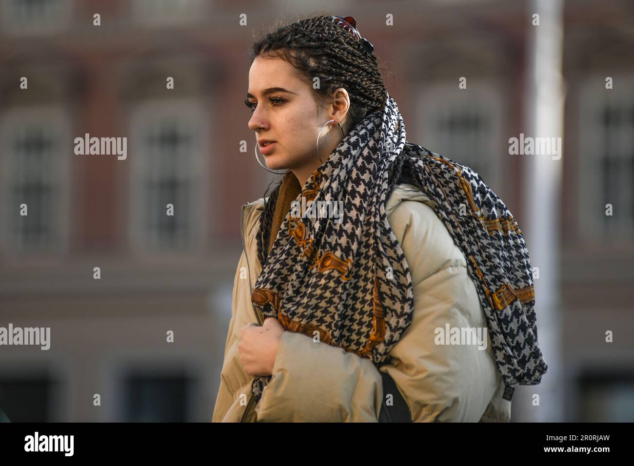 Jeune fille croate sur la place Ban Jelacic, Zagreb, Croatie Banque D'Images