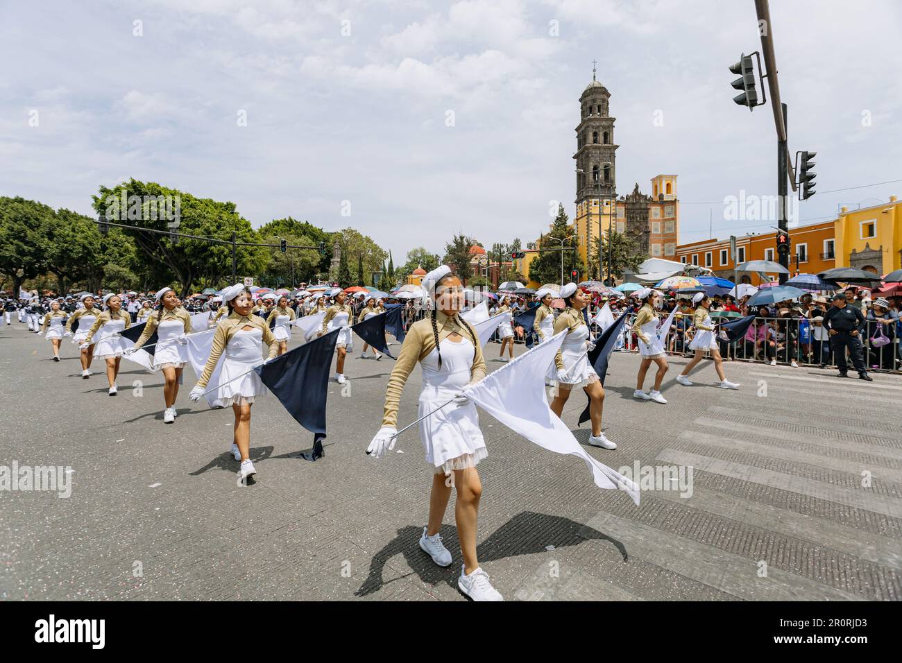 Les étudiants défilent dans le défilé civique à l'occasion de l'anniversaire de la bataille de 5 mai dans l'État de Puebla Banque D'Images