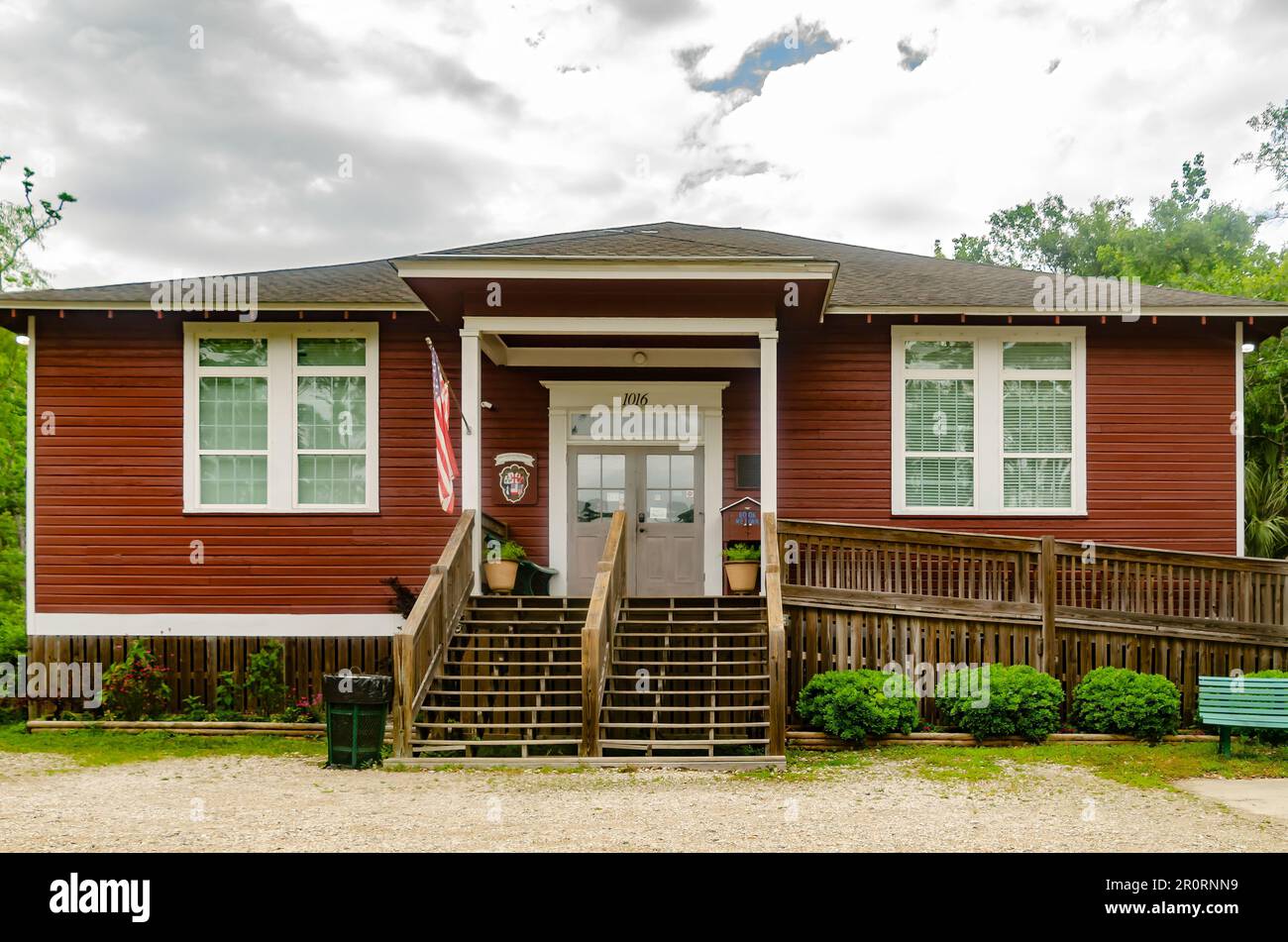 La petite école rouge de l’île Dauphin est photographiée, 29 avril 2023, à l’île Dauphin, en Alabama. L'école d'une pièce a été construite en 1931. Banque D'Images