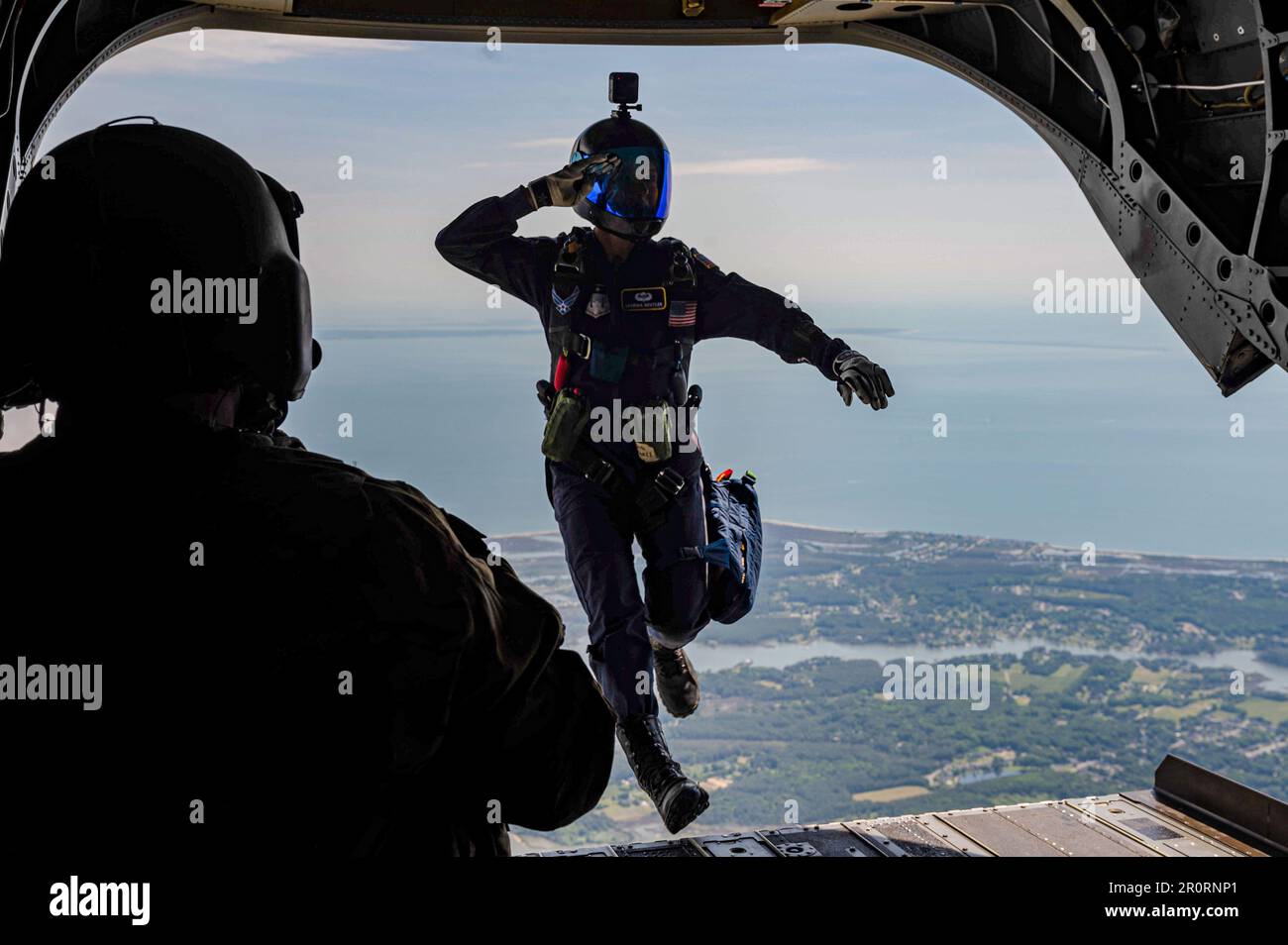 ÉTATS-UNIS Le cadet de la Force aérienne Georgia Beutler, membre de l'équipe Wings of Blue de l'USAF, pose un saut à mi-chemin à partir d'un Chinook CH-47 lors du spectacle aérien Power Over Hampton Roads à la base conjointe Langley-Eustis, en Virginie (7 mai 2023). Les engins de parachutisme sont composés de six éléments essentiels : le capot principal, la rampe pilote, la réserve, le conteneur, les conduites et un dispositif d'activation automatique qui doit être parfaitement emballé pour assurer la sécurité du cavalier. (É.-U. Photo de la Force aérienne par le premier Airman Chloe Shanes) Banque D'Images
