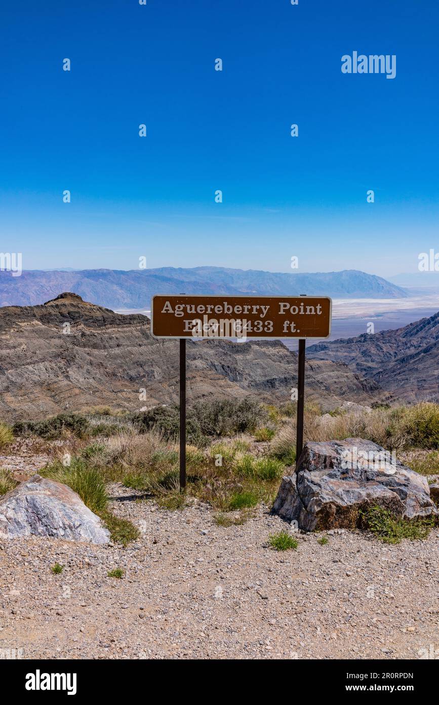 Panneau d'altitude à Aguereberry point, 6433 pieds (1960,8 mètres) d'altitude, en regardant la Vallée de la mort qui est dit être l'endroit le plus chaud sur terre. Banque D'Images